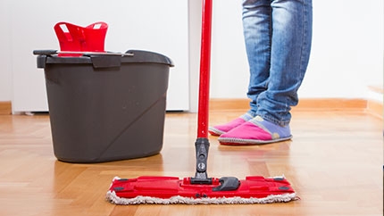 7 خطوات لاستغلال شراباتك القديمة في تنظيف الأرضيات