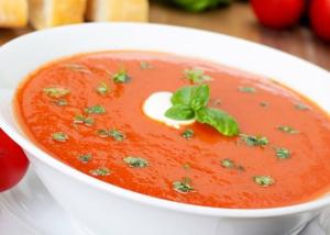 شوربة طماطم مع الريحان