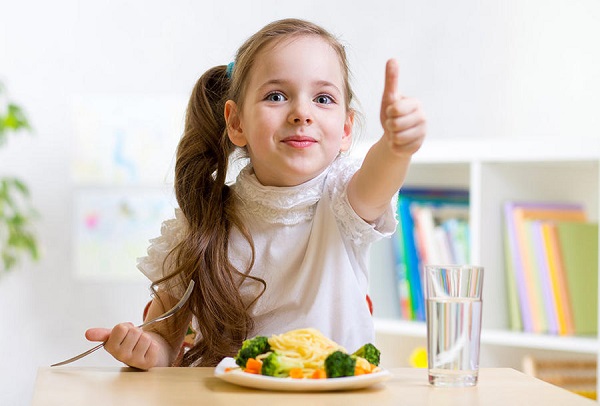 كيف نربي أطفالنا على تناول الطعام الصحي؟