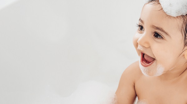 نصائح مفيدة لغسل شعر طفلك الصغير