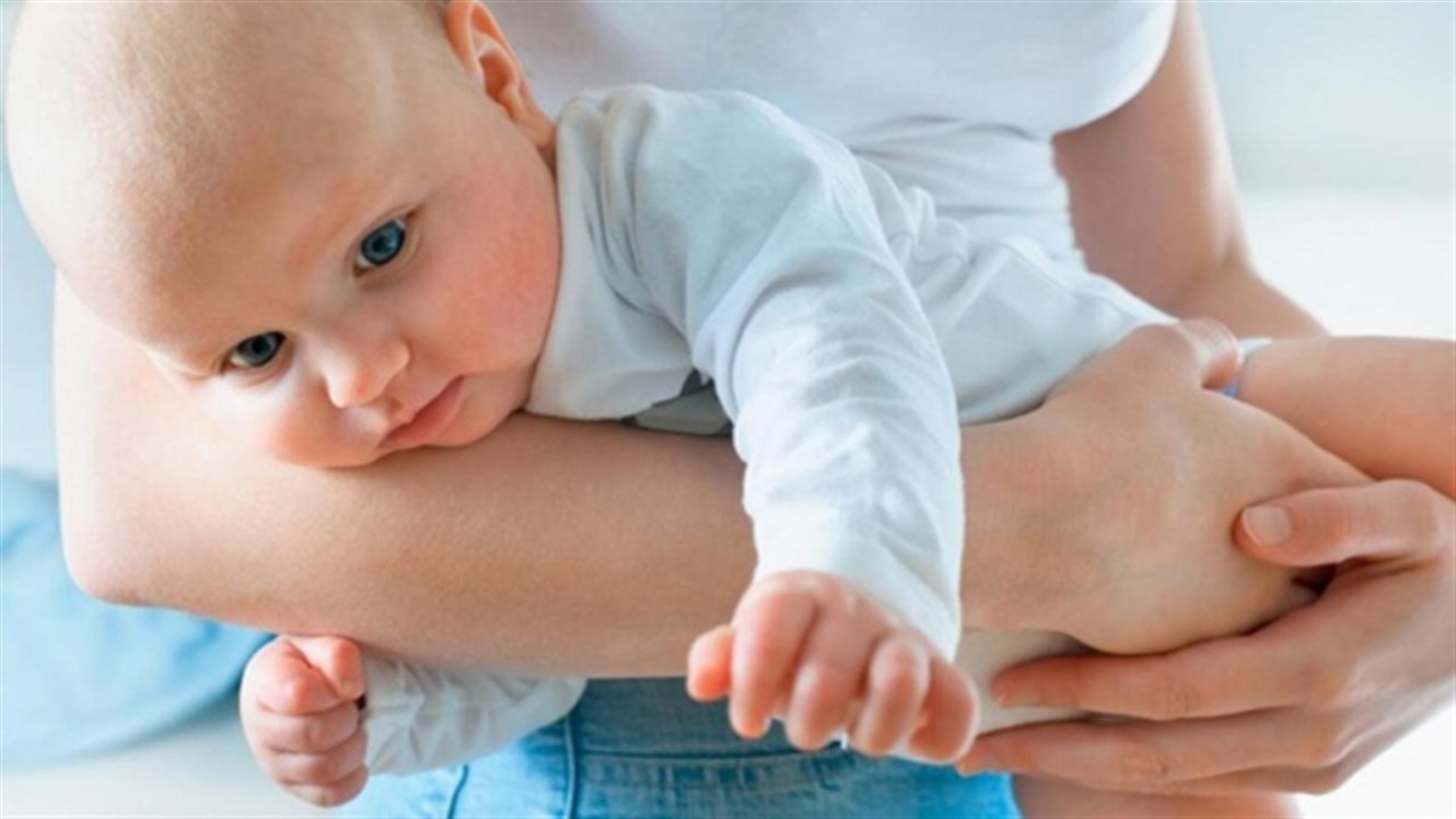 الغازات لدى الرضع والأطفال: الأسباب وطرق العلاج
