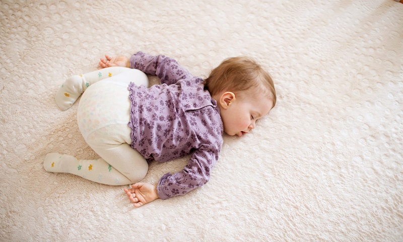 نوم الرضيع على بطنه: متى يكون آمناً؟