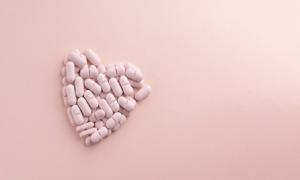 فوائد حليب الثدي في حبة دواء