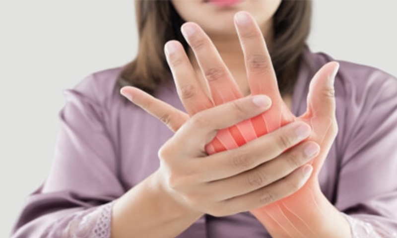 علاج التهاب مفاصل أصابع اليد بالأعشاب: حقيقة أم خرافة؟