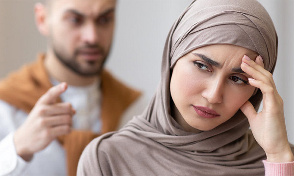 زوجي طلقني بسبب اهله: إليكِ كيفية حماية زواجكِ قبل أن يحدث الانفصال!
