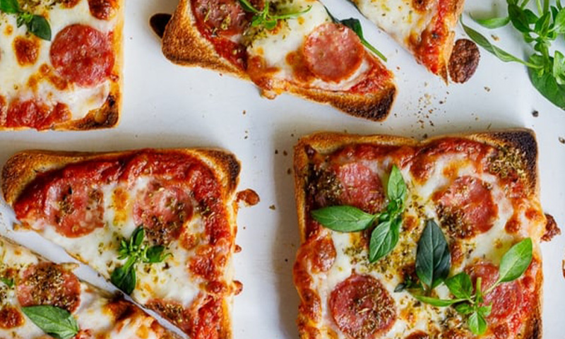 طريقة عمل البيتزا الكذابة بالتوست