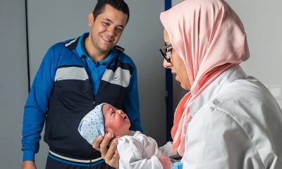القابلة، ملك في لحظة الولادة