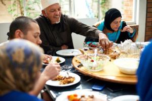 آداب الطعام والمائدة في سنة النبي الأكرم صلى الله عليه وآله وسلم