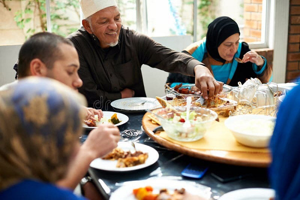 آداب الطعام والمائدة في سنة النبي الأكرم صلى الله عليه وآله وسلم