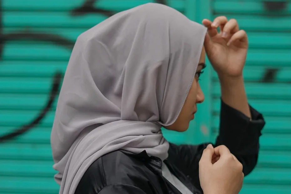 حكم كشف المرأة وجهها أمام الأقارب والغرباء