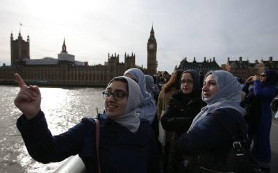 الحياء في القرآن: آداب الاستئذان وحماية الخصوصية الأسرية