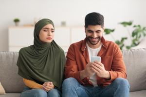 أزمة الثقة مع الخيانة الإلكترونية
