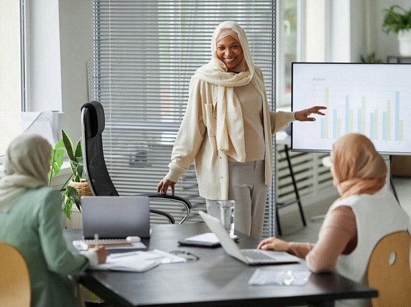 المرأة جليسة الدار أو فعالة في المجتمع؟